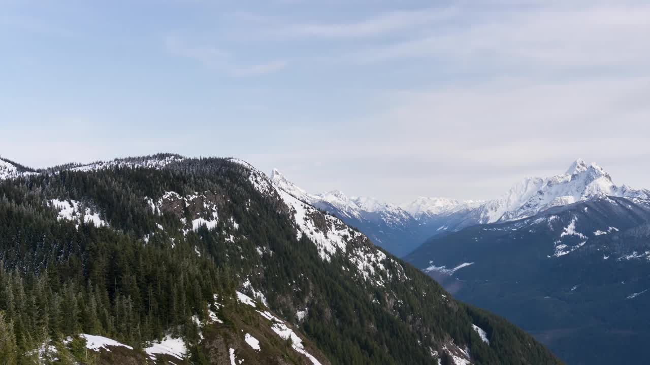 云彩在天空中飘过，背景是群山。摄于加拿大不列颠哥伦比亚省奇利瓦克的麋鹿山顶视频素材