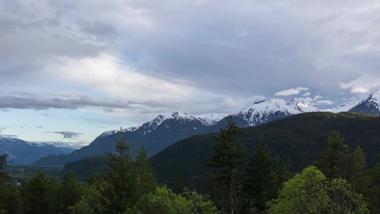 美丽的时间流逝的看法充满活力和多彩的天空周围的山在一个夏天的日落。加拿大不列颠哥伦比亚省斯夸米什视频素材