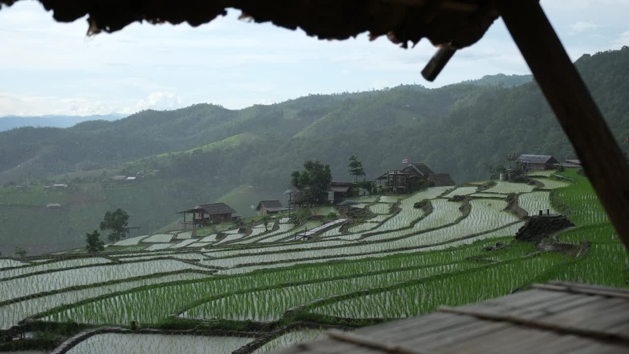 雨淋在梯田上，木屋外的山景一览无余视频素材