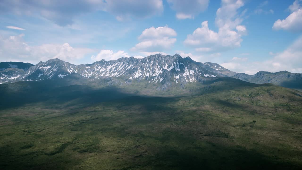 阳光明媚，可以看到雪山和草地视频素材