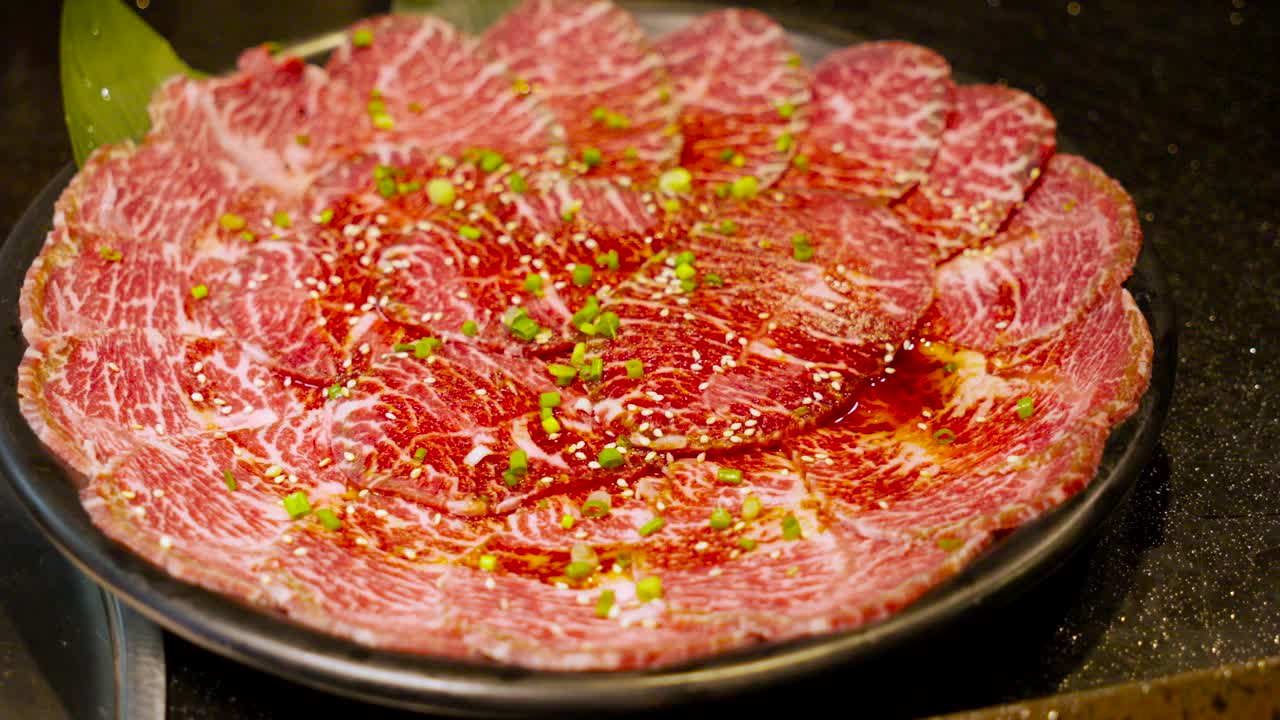 日式烤肉，在炭炉上烤的肉视频素材