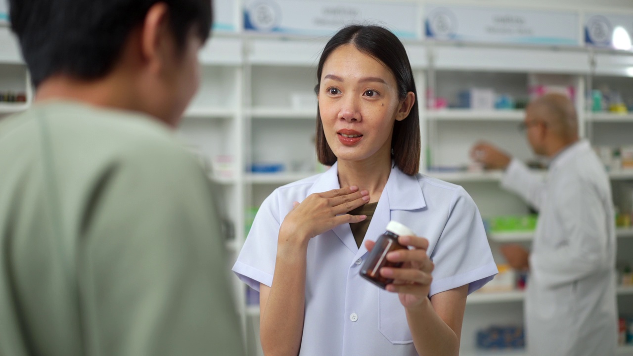 药学专科女药师在药房为服用处方药物的患者提供咨询和解释。医疗保健理念。视频素材