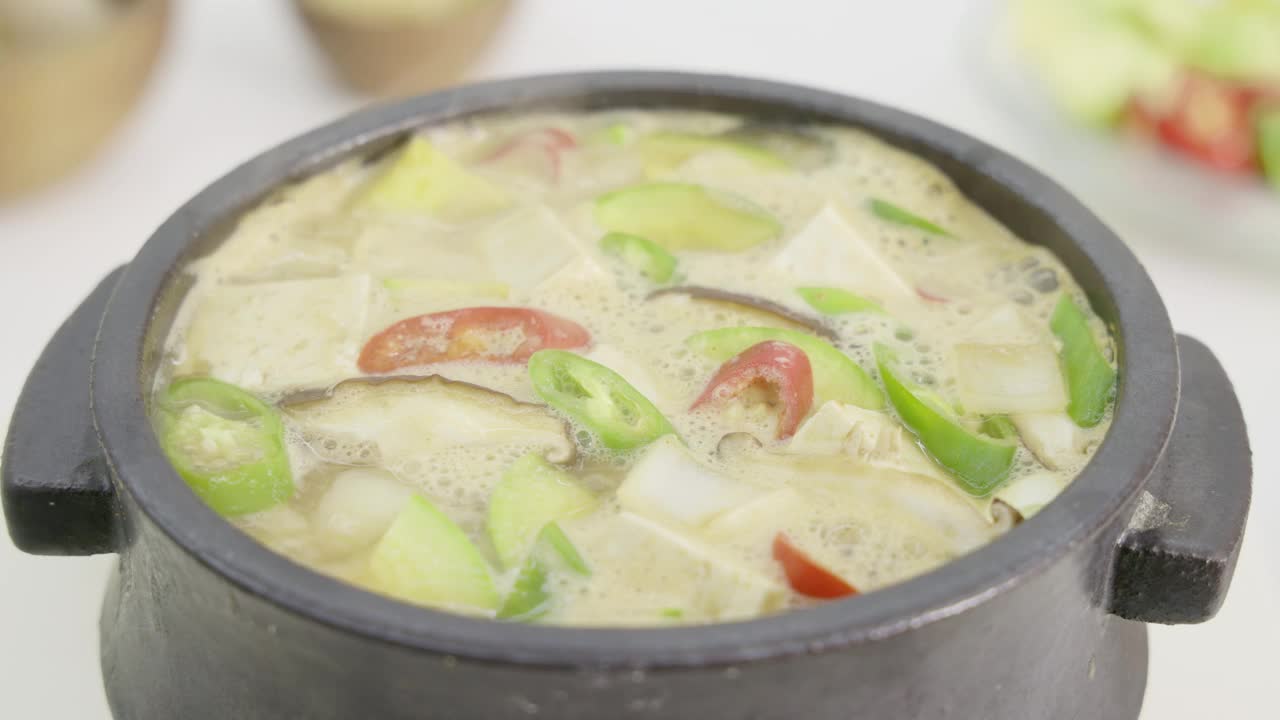 工作室厨房-煮豆酱Jjigae /韩国视频素材