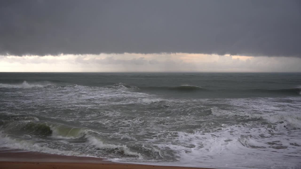 奥蒙德海滩的暴风雨视频素材