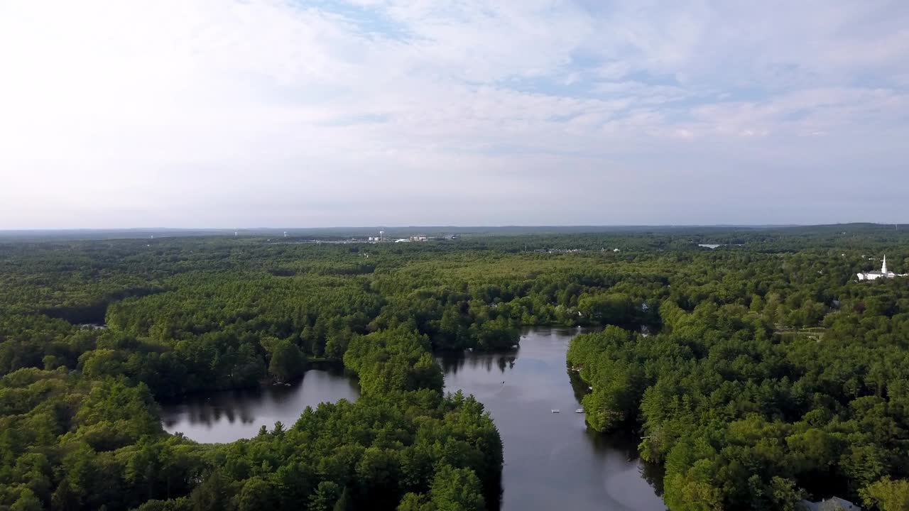 空中下降拍摄的风景河在树木对着天空，无人机在水面上向前飞行-波士顿，马萨诸塞州视频素材