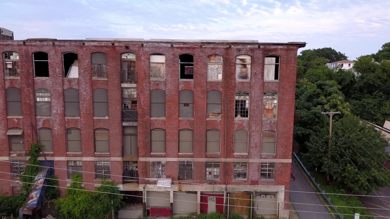 空中平移拍摄的老工业建筑与砖墙在城市对天空-波士顿，马萨诸塞州视频素材