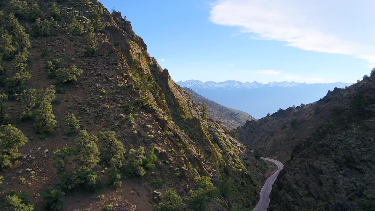 空中向前拍摄的道路在风景秀丽的落基山脉对天空-猛犸湖，加利福尼亚视频素材