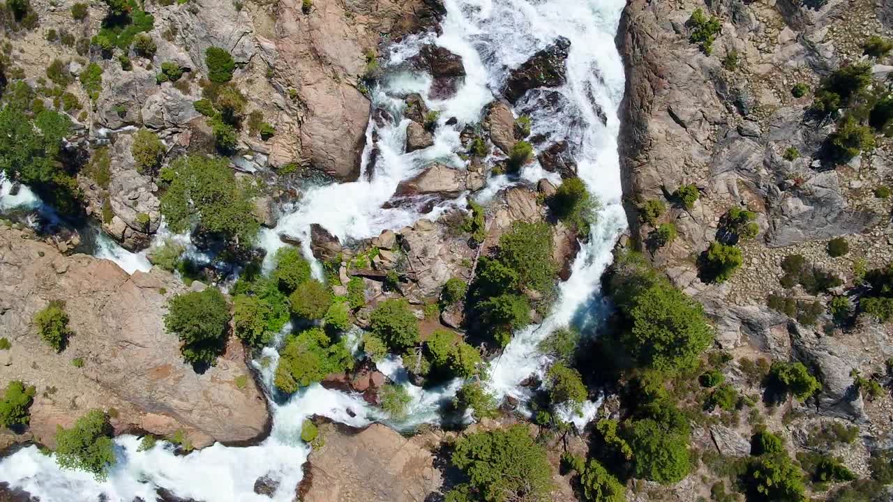 在阳光明媚的日子里，鸟瞰田园诗般的瀑布和山——猛犸湖，加利福尼亚视频素材