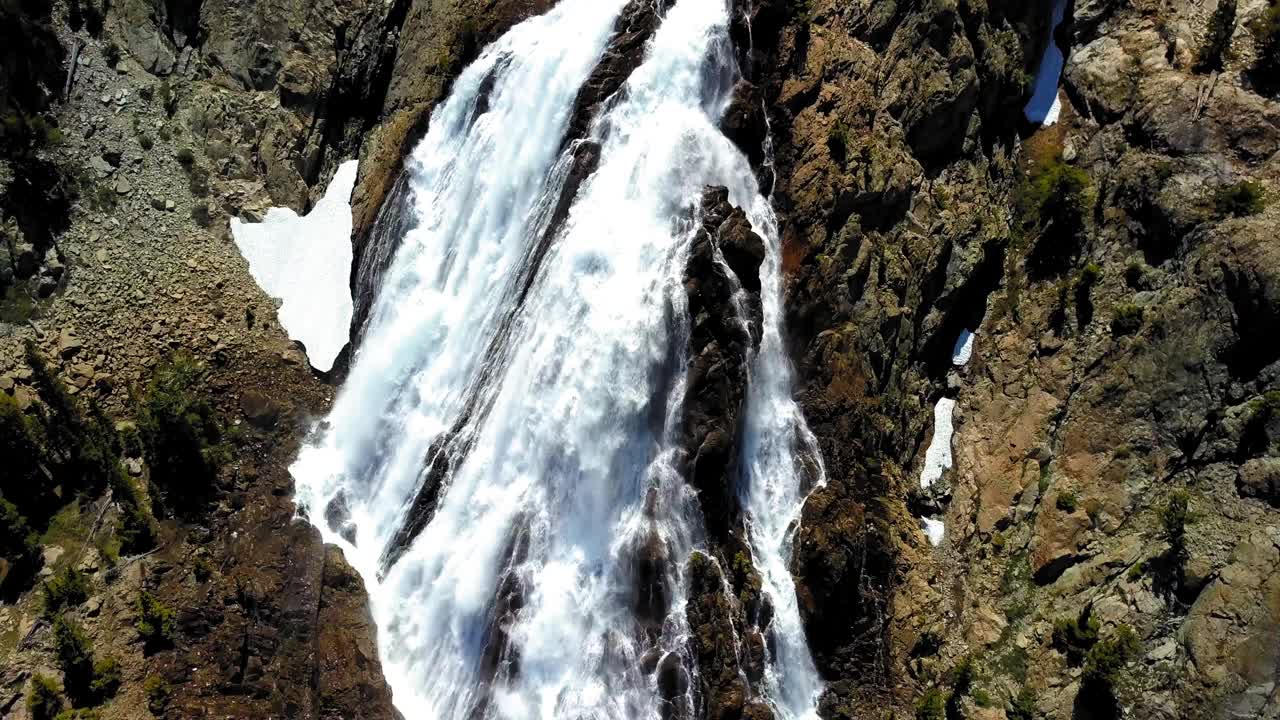 在阳光明媚的日子里，在山上的风景瀑布的空中向前拍摄，无人机飞越景观-猛犸湖，加利福尼亚视频素材