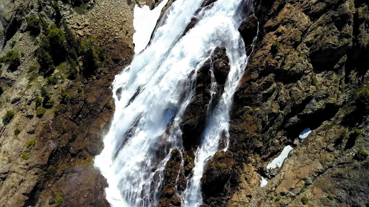 空中拍摄的风景瀑布在阳光明媚的日子，无人机在景观-猛犸湖，加利福尼亚州视频素材