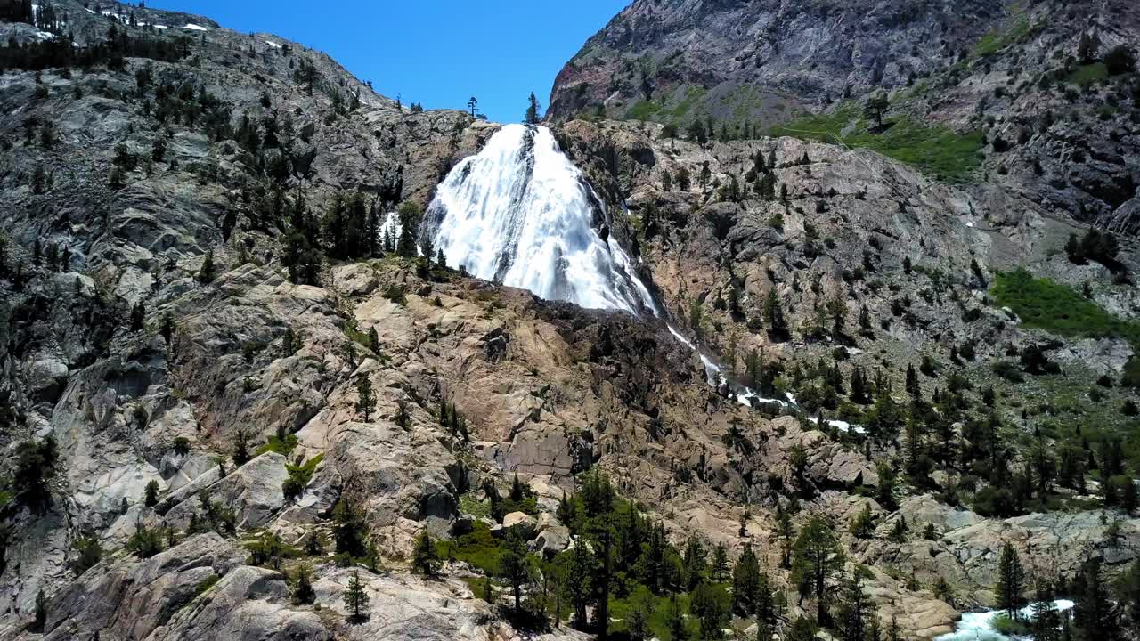 在阳光明媚的日子里，空中上升拍摄瀑布在山上，无人机飞越景观-猛犸湖，加利福尼亚视频素材