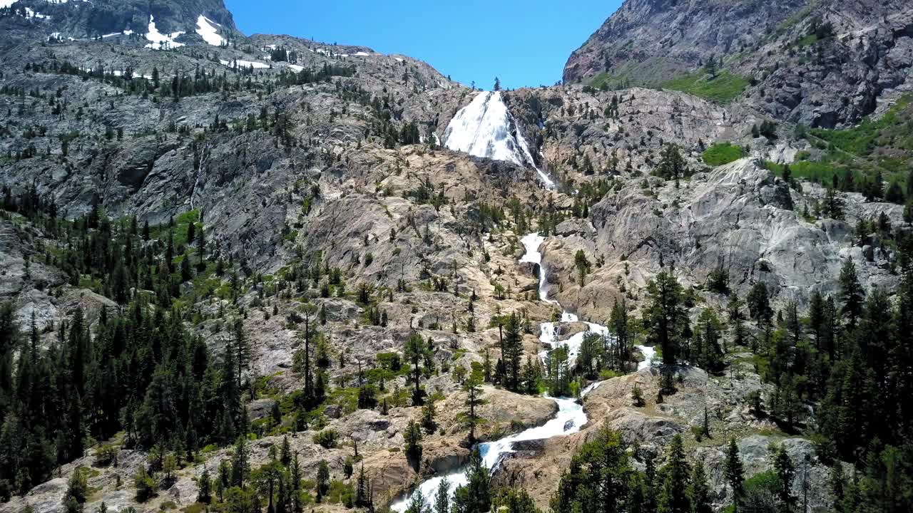 空中上升拍摄的风景瀑布在山上，无人机飞越景观-猛犸湖，加利福尼亚州视频素材