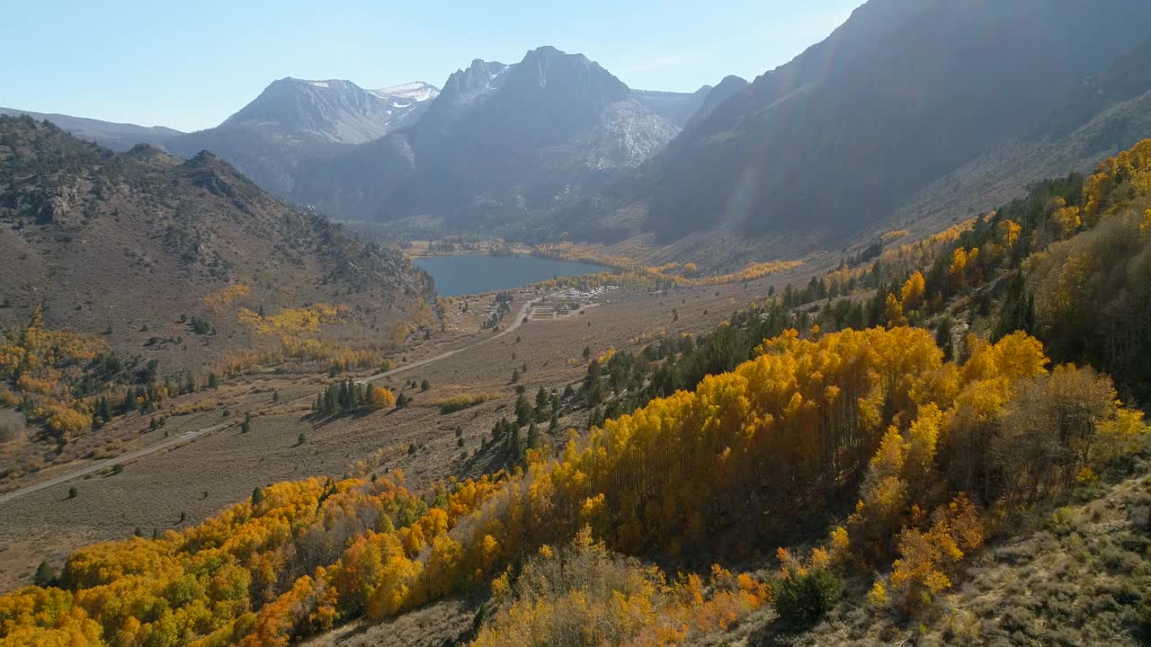 在阳光明媚的日子里，空中拍摄的风景景观，无人机在景观上平移-猛犸湖，加利福尼亚视频素材