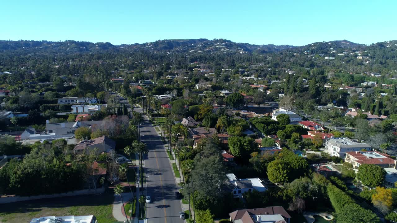 从空中向下看，车辆在道路上，树木和房屋附近的山-洛杉矶，加利福尼亚视频素材