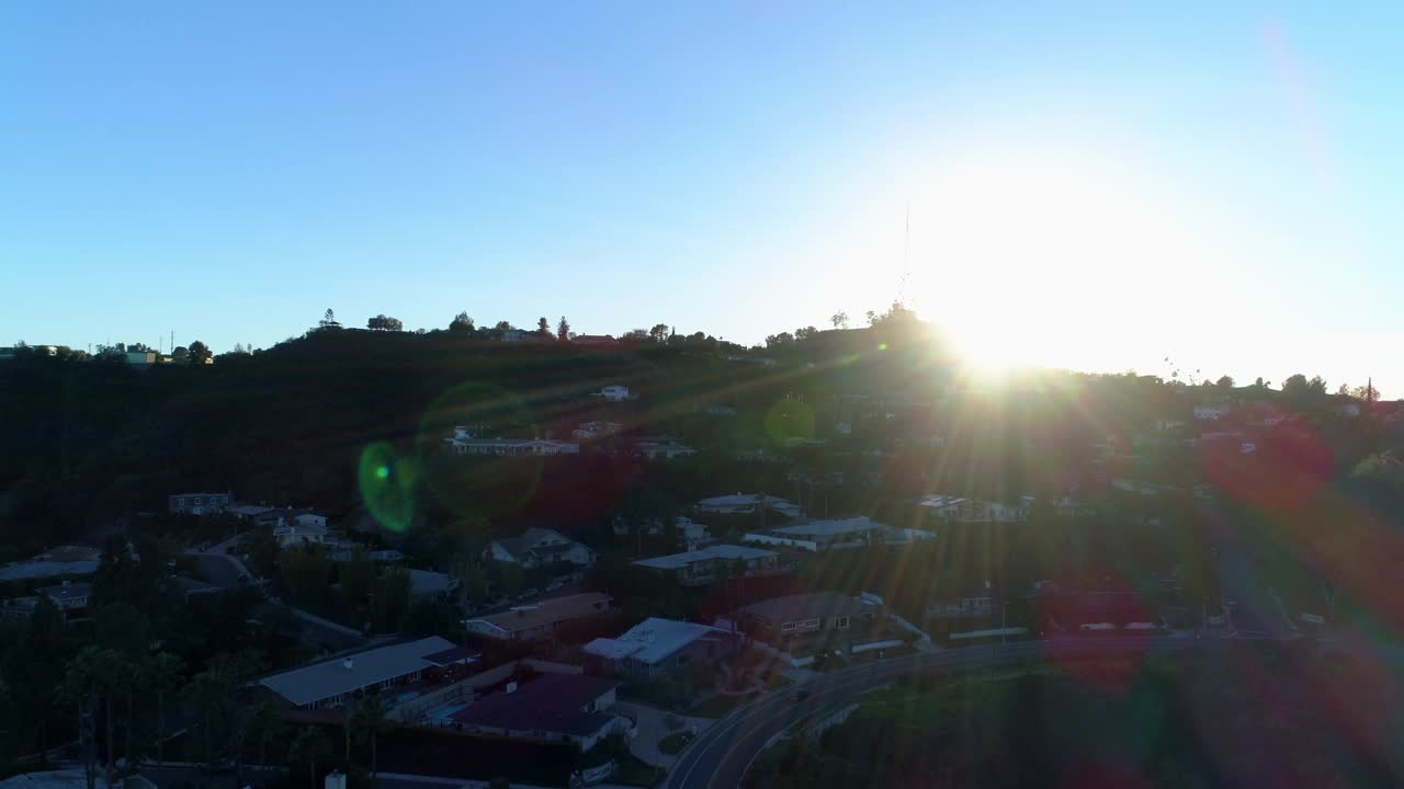 空中下降的房子在树木和植物在山上对天空在日落-洛杉矶，加利福尼亚视频素材