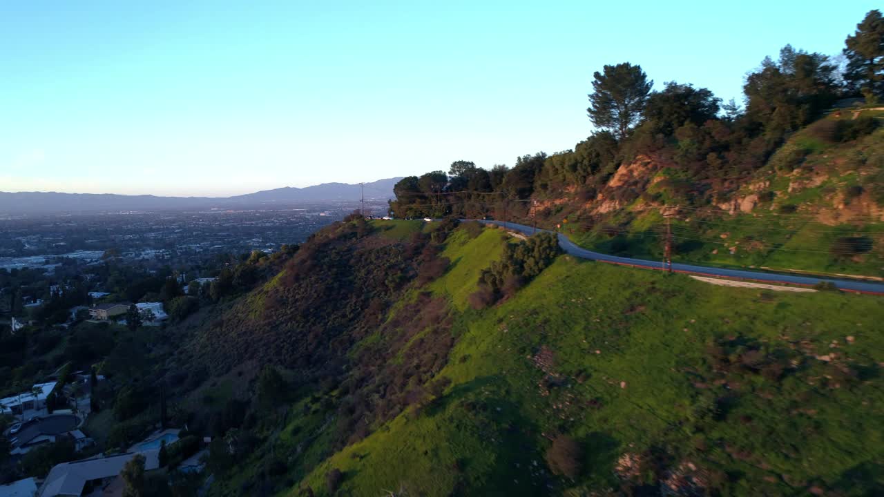 空中向前拍摄的道路附近的房子和植物和树木对天空-洛杉矶，加利福尼亚视频素材