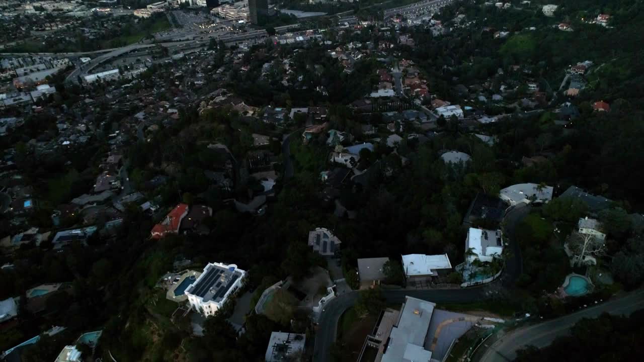 空中倾斜拍摄的房子附近的山对天空在日落-洛杉矶，加利福尼亚视频素材