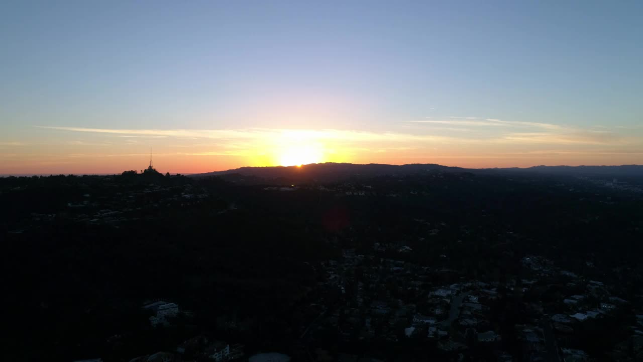 空中平移拍摄的房子在城镇对天空在日落-洛杉矶，加利福尼亚视频素材