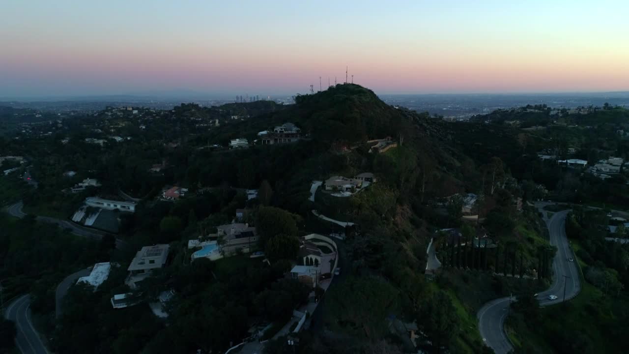 空中向前拍摄的房子在山上与道路在郊区的天空在日落-洛杉矶，加利福尼亚视频素材