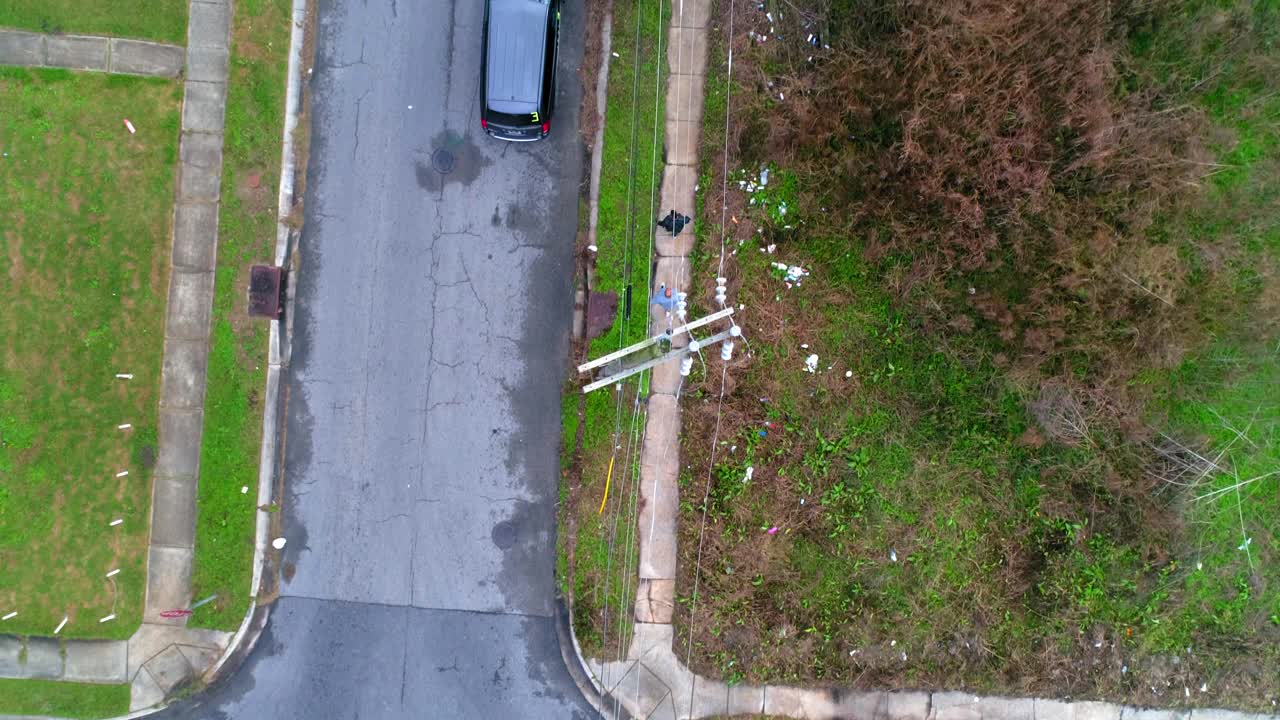 从空中俯瞰，人们在人行道上开车行走在植物中——新奥尔良，路易斯安那州视频素材