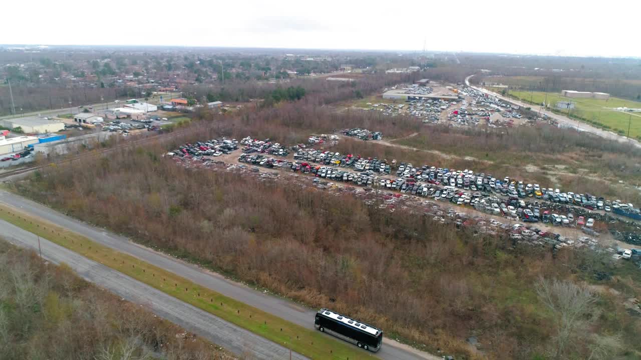 空中前倾向下拍摄的车辆在城市废料场附近的道路-新奥尔良，路易斯安那州视频素材