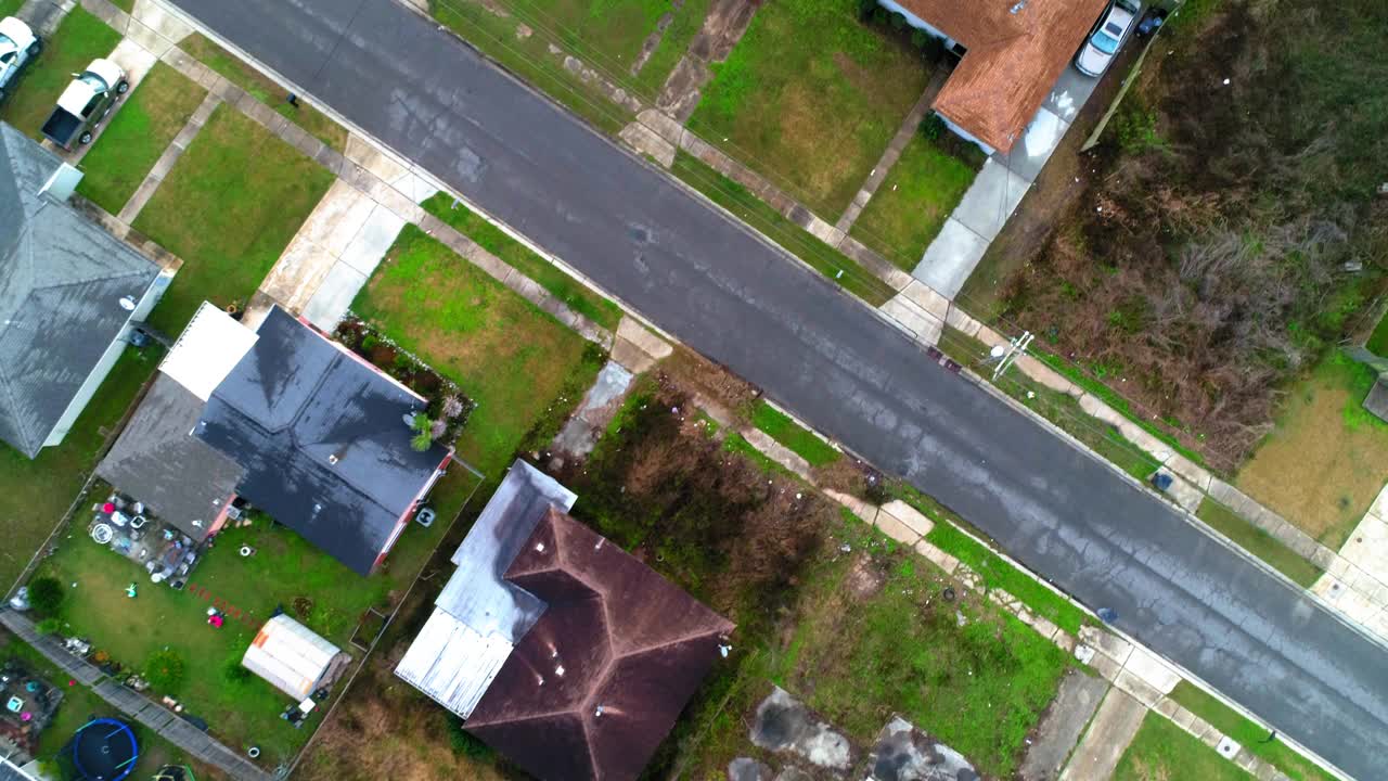 从空中俯瞰的道路在附近的房屋-新奥尔良，路易斯安那州视频素材