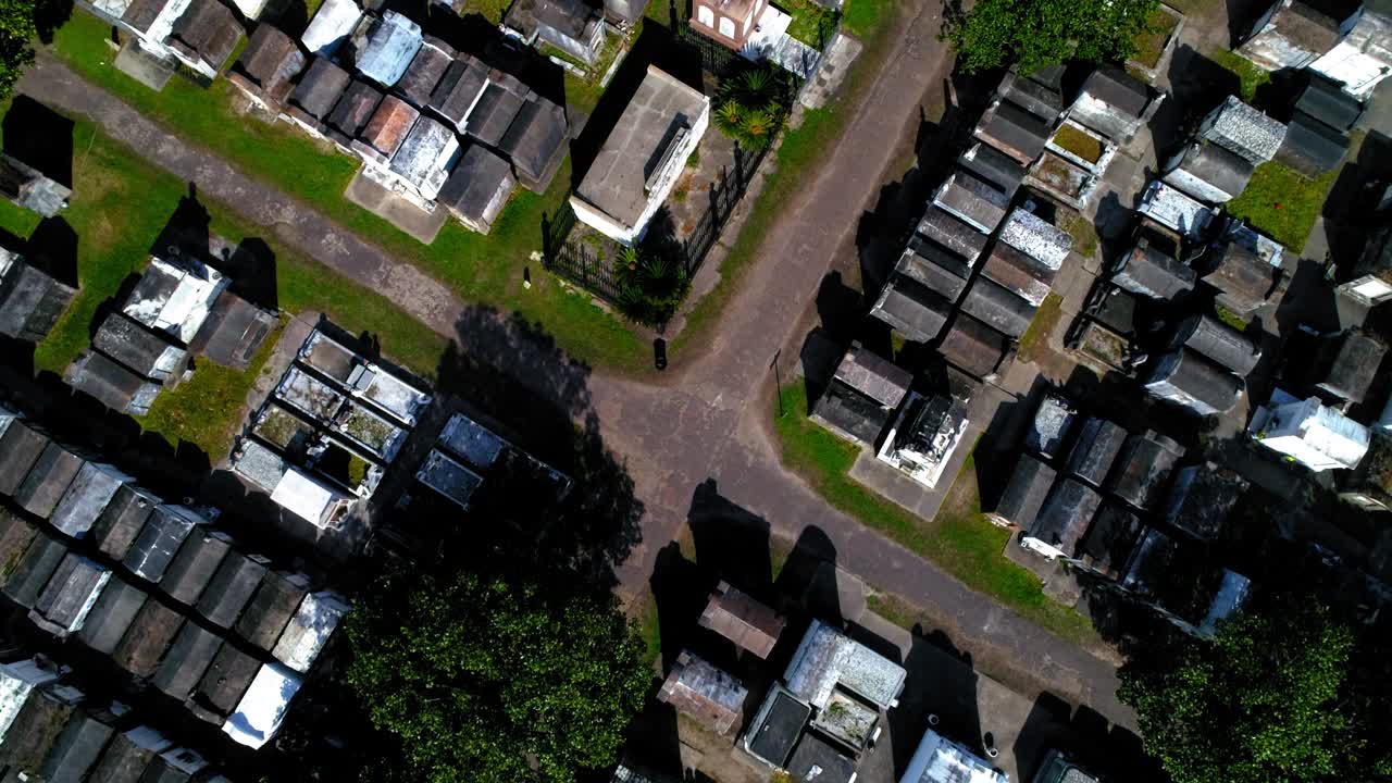 从空中向后倾斜拍摄的墓地里的墓碑，房屋对着天空，新奥尔良，路易斯安那州视频素材