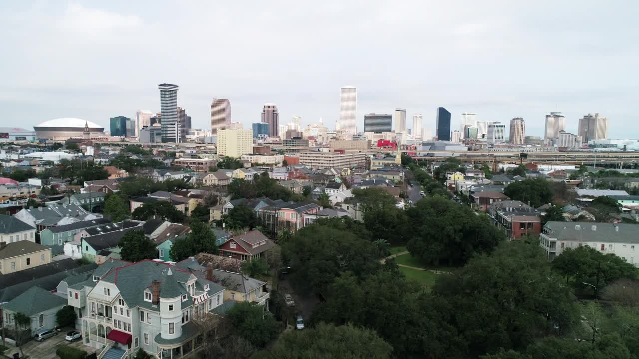 在多云的天空下，新奥尔良市中心附近郊区的空中向前拍摄视频素材