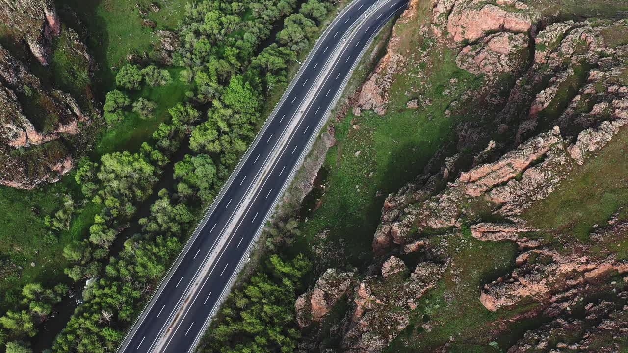 山地绿林地区多车道高速公路4K航拍图视频素材