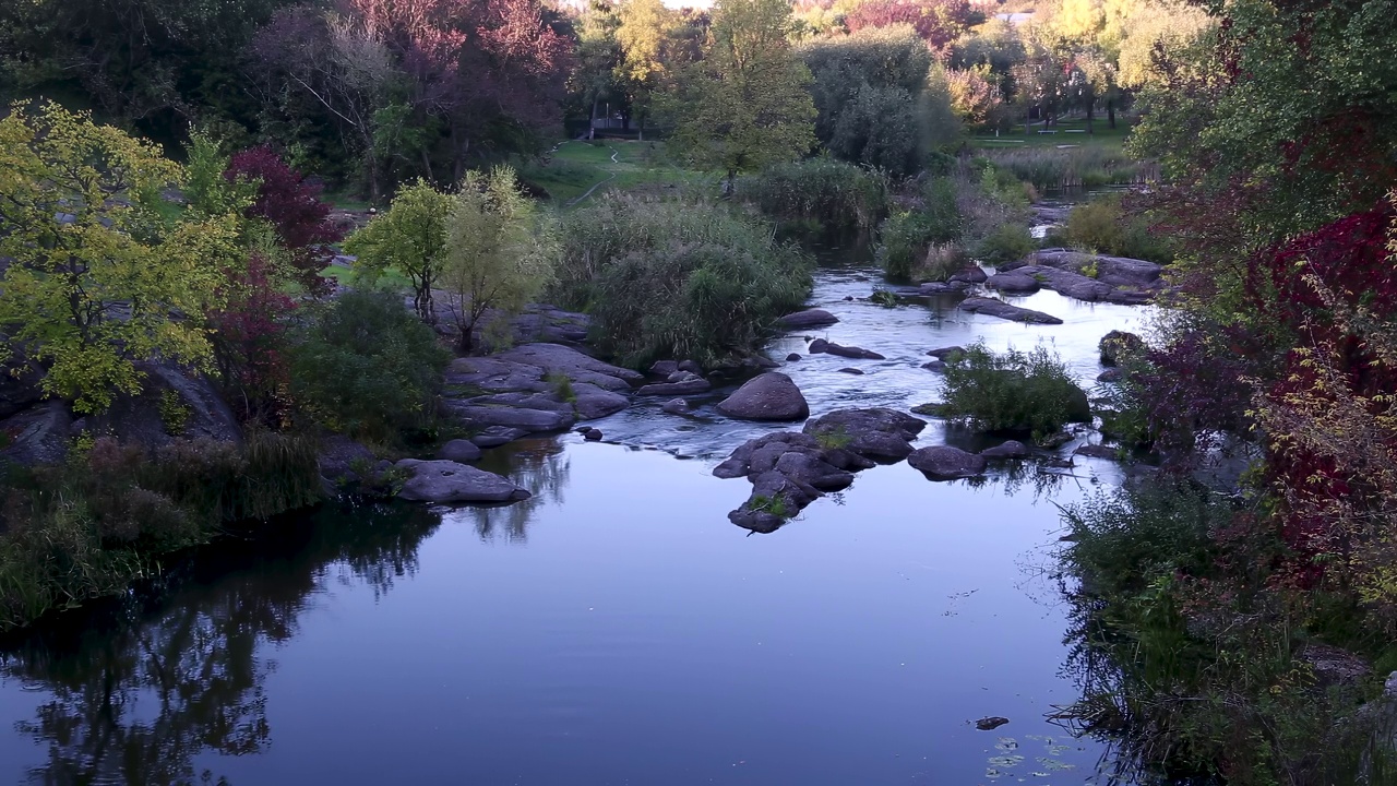 风景如画的罗斯河。河水从巨大的花岗岩中流过。Cherkassy地区。乌克兰。视频素材