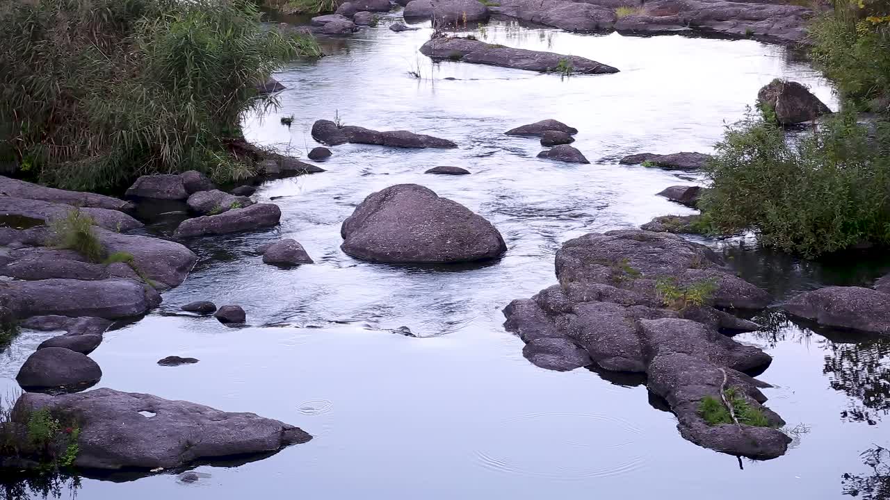 河水从巨大的花岗岩中流过。罗斯河。乌克兰。视频素材