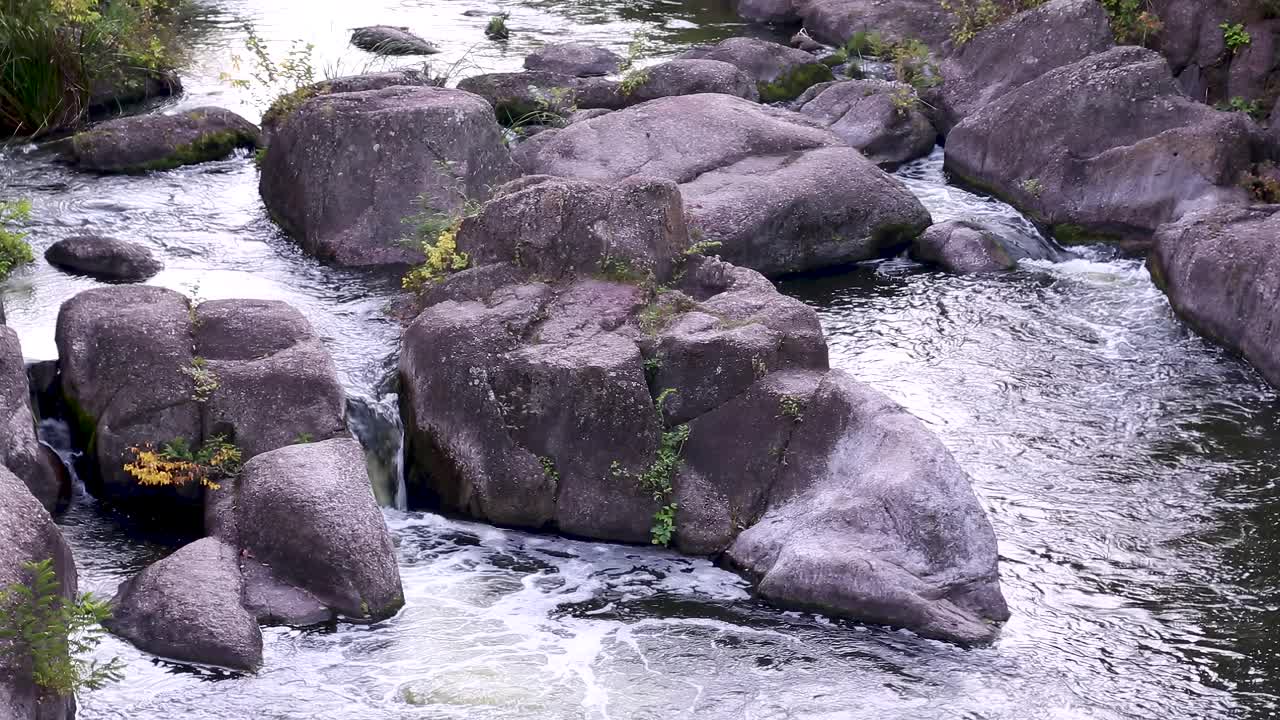 河水流经巨大的花岗岩。风景如画的罗斯河。乌克兰。视频素材