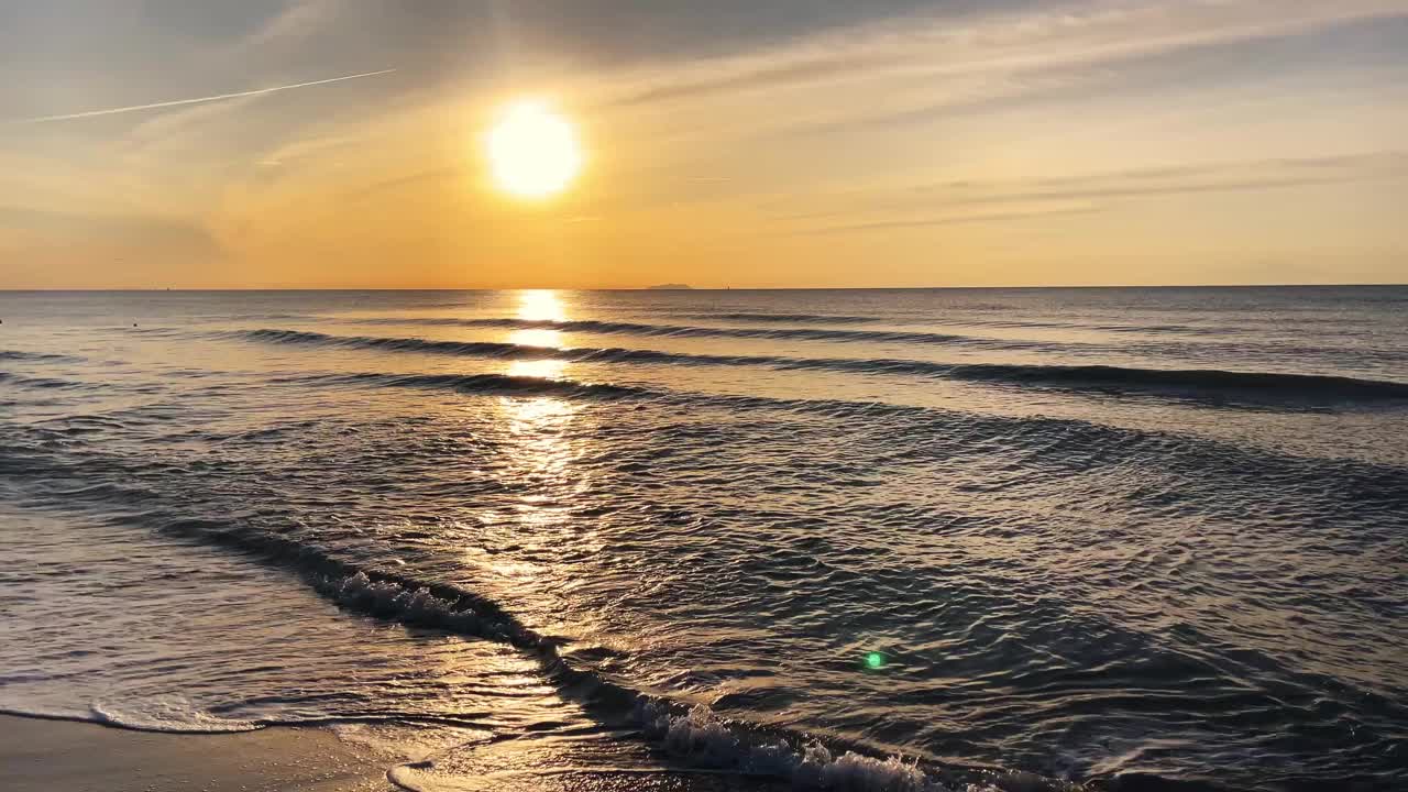 海边波浪的缓慢运动视频素材