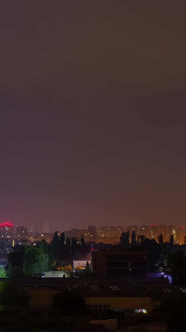 风暴中的城市景观:夜雷与闪电。时间流逝。垂直视频素材