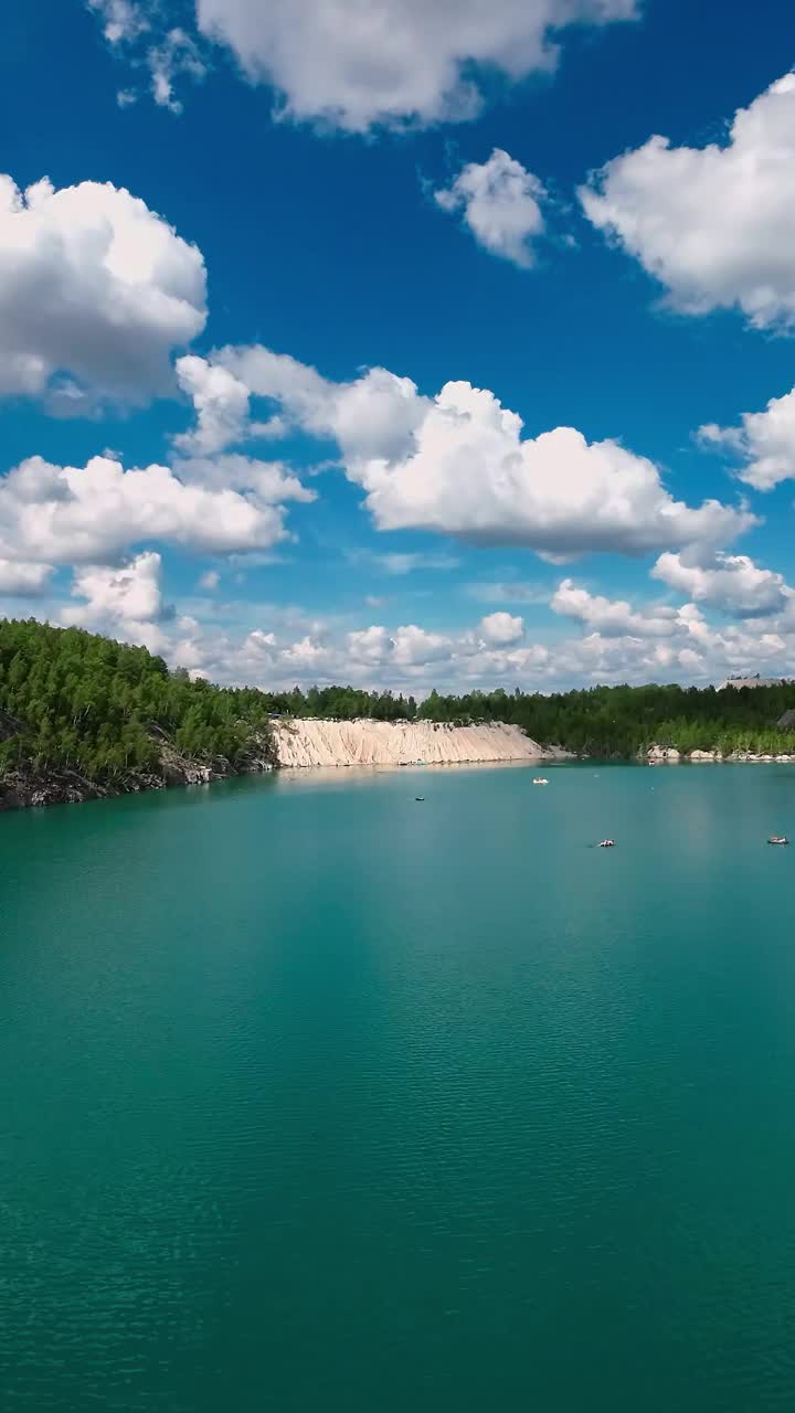 湖景有绿松石水，夏日阳光明媚。垂直视频视频素材