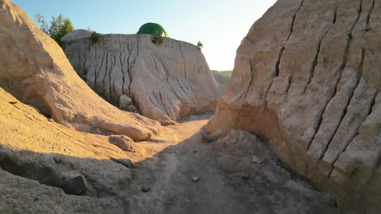 在一个阳光明媚的夏日清晨，一条通往海滩的风景优美的小路。夏天的风景视频素材