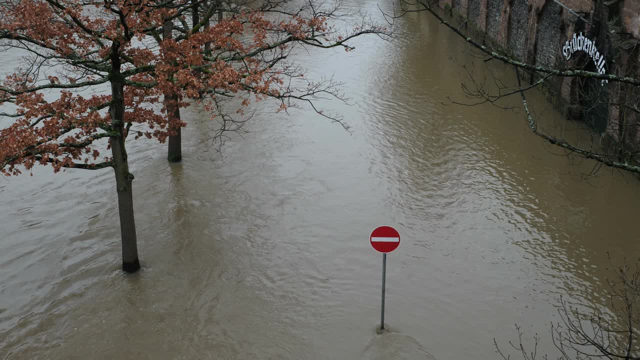 洪水，德国Bernkastel-Kues摩泽尔河的高水位视频素材