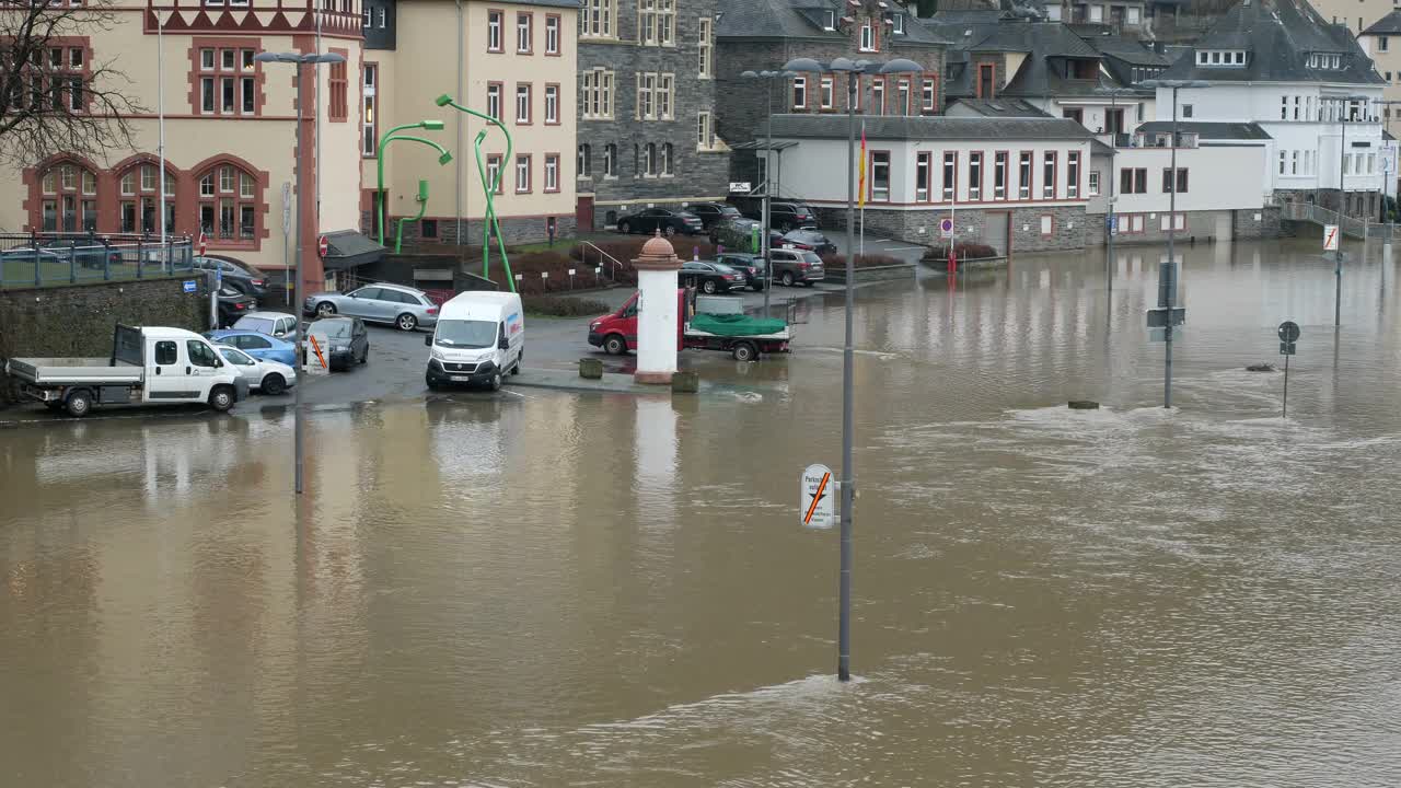 洪水，德国Bernkastel-Kues摩泽尔河的高水位视频素材