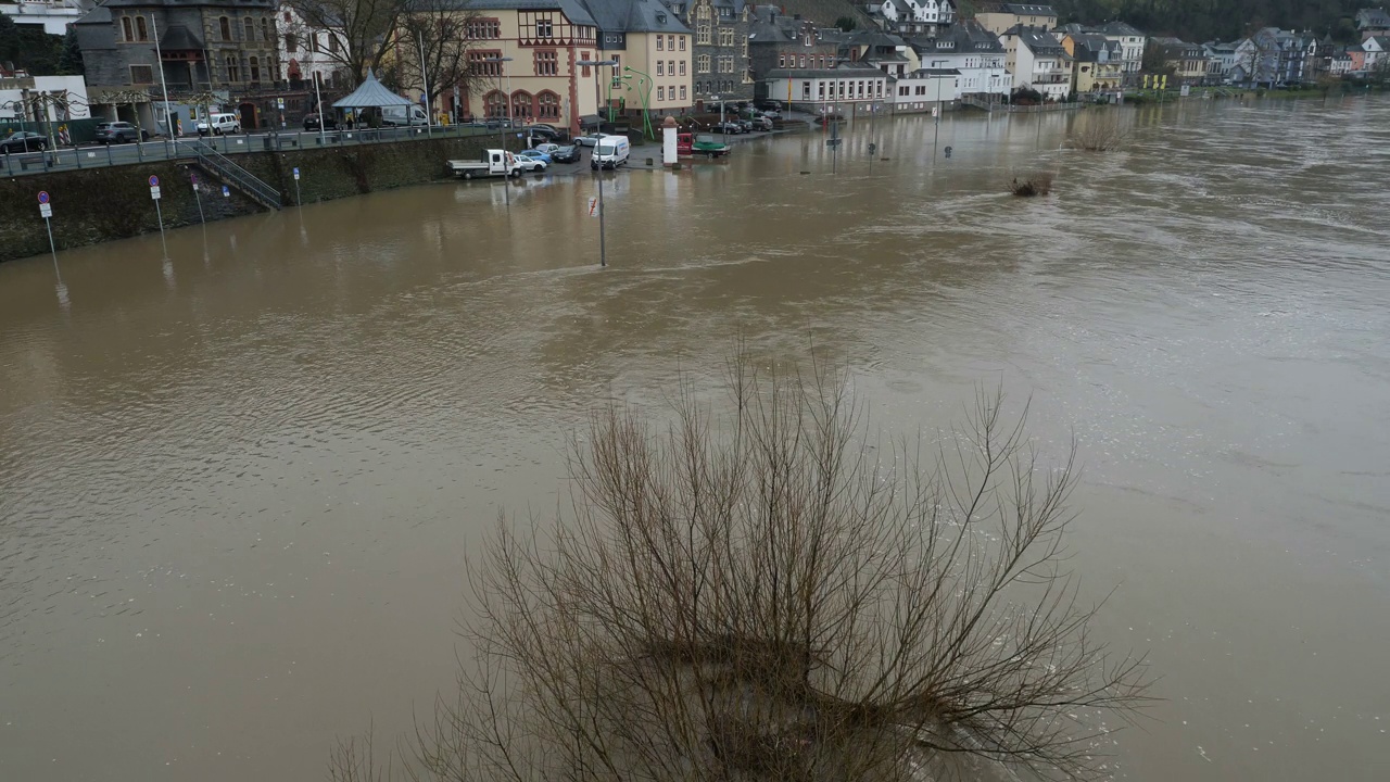 洪水，德国Bernkastel-Kues摩泽尔河的高水位视频素材