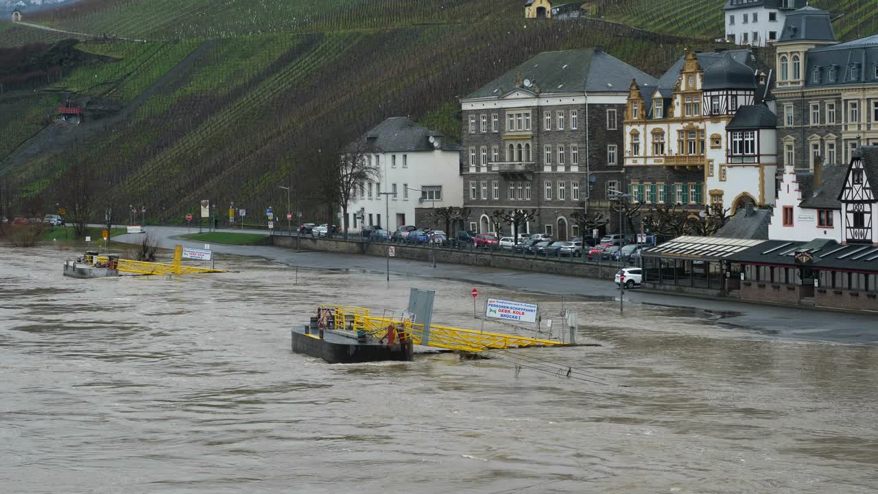 洪水，德国Bernkastel-Kues摩泽尔河的高水位视频素材