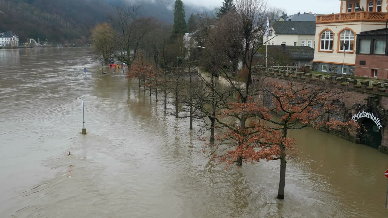 洪水，德国Bernkastel-Kues摩泽尔河的高水位视频素材