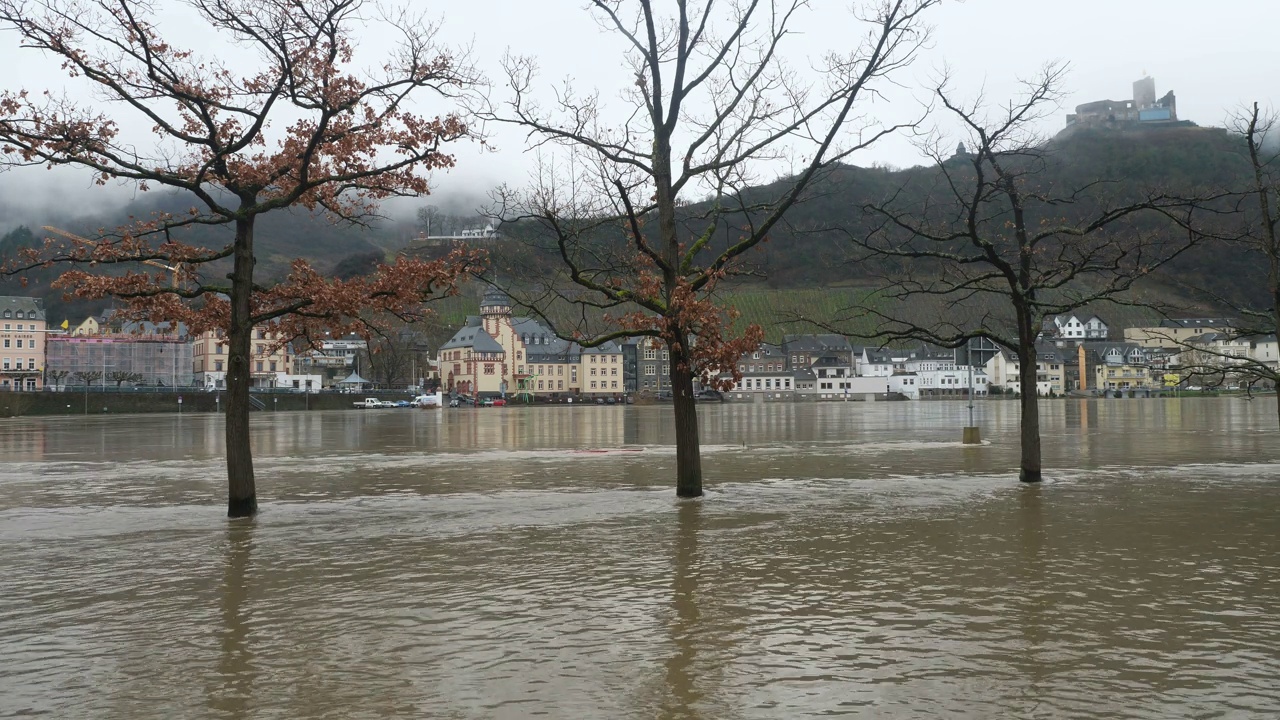 洪水，德国Bernkastel-Kues摩泽尔河的高水位视频素材