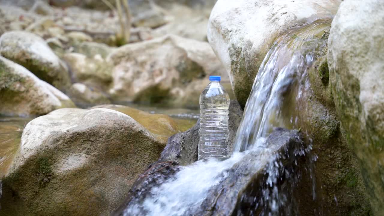 塑料水瓶天然水源视频素材