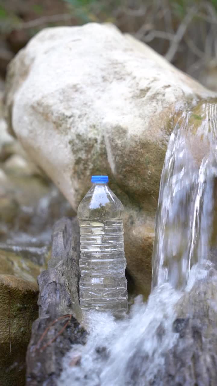 塑料水瓶天然水源视频素材