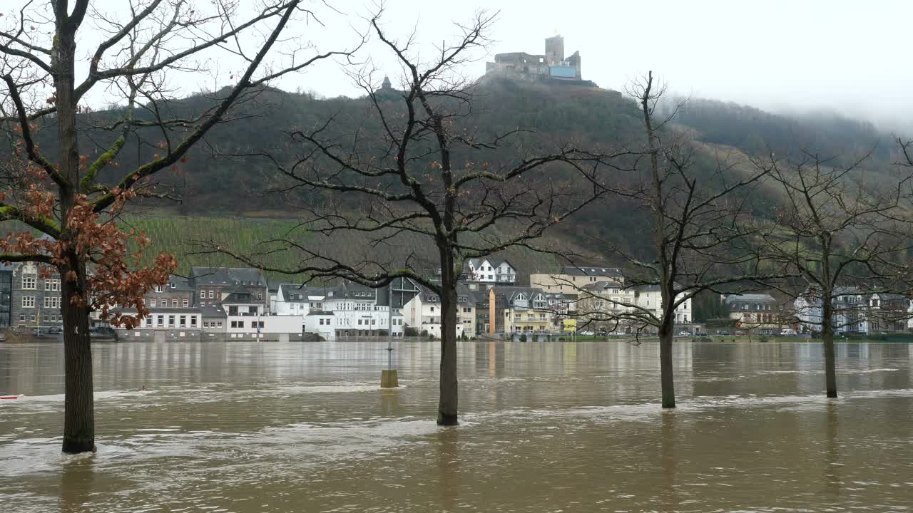 洪水，德国Bernkastel-Kues摩泽尔河的高水位视频素材