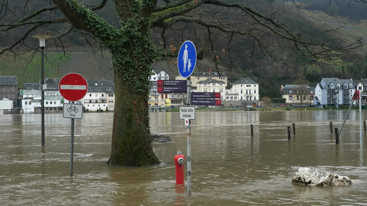 洪水，德国Bernkastel-Kues摩泽尔河的高水位视频素材