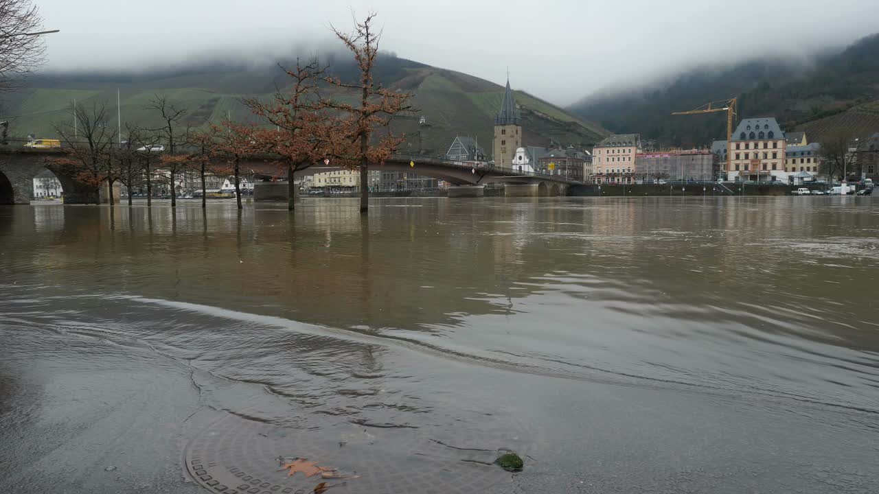 洪水，德国Bernkastel-Kues摩泽尔河的高水位视频素材