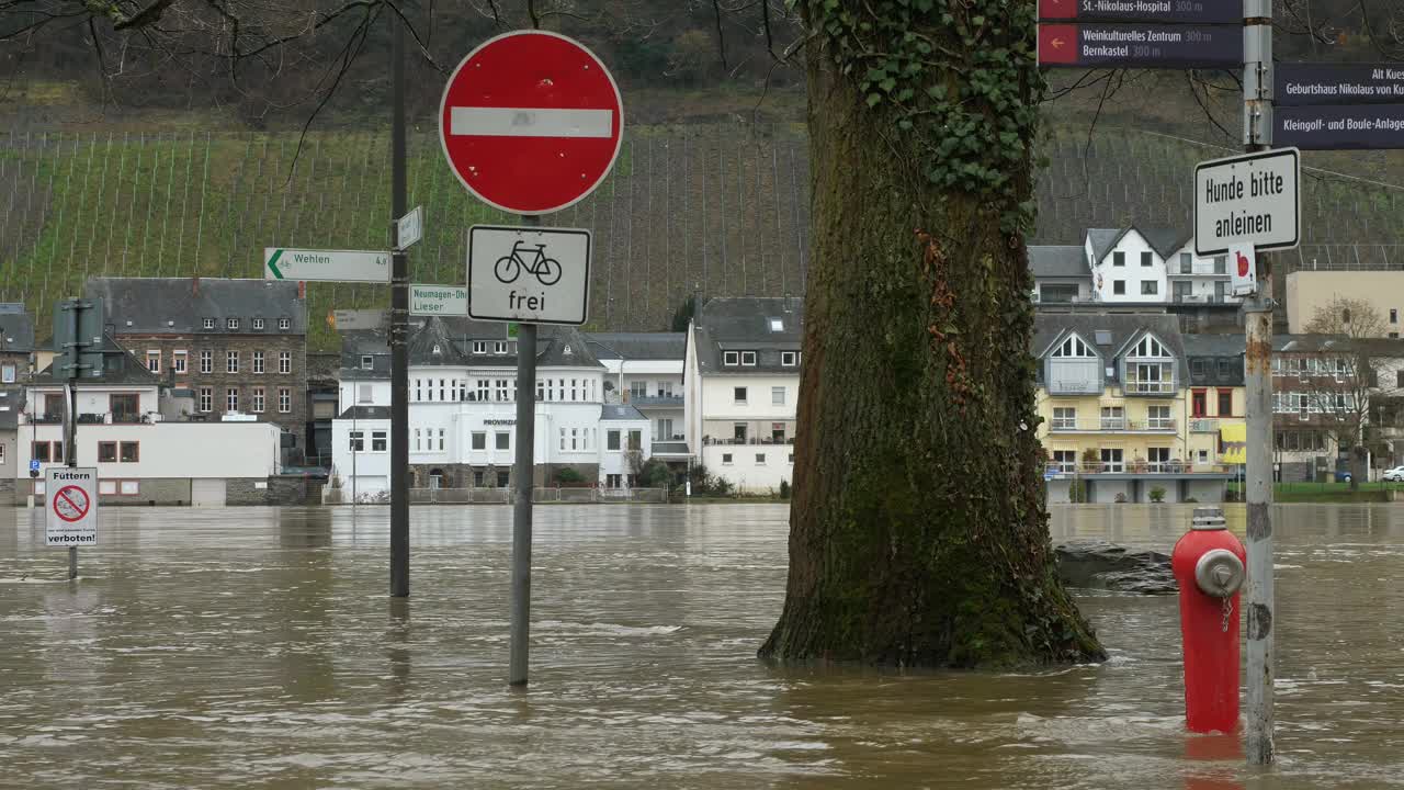 洪水，德国Bernkastel-Kues摩泽尔河的高水位视频素材