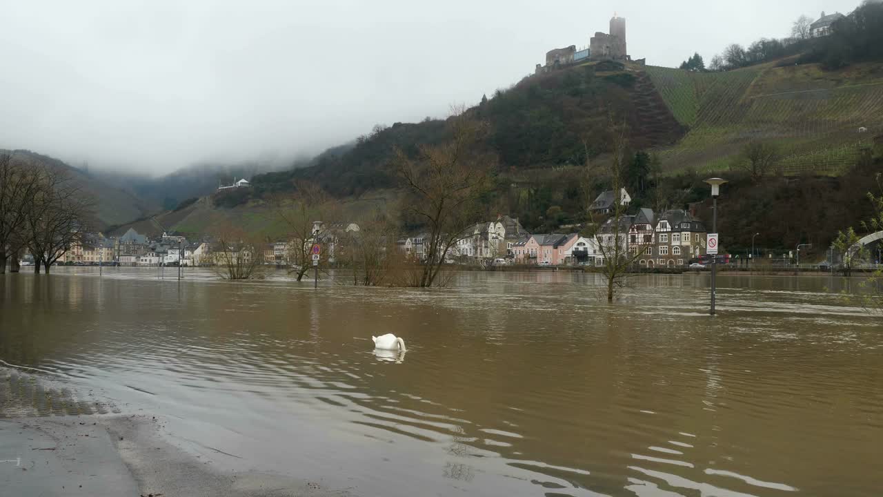 洪水，德国Bernkastel-Kues摩泽尔河的高水位视频素材