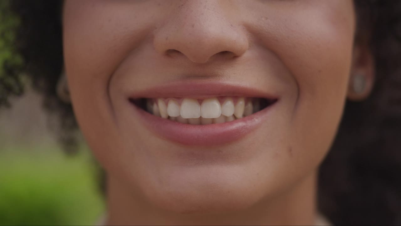 年轻女子微笑极端特写视频素材